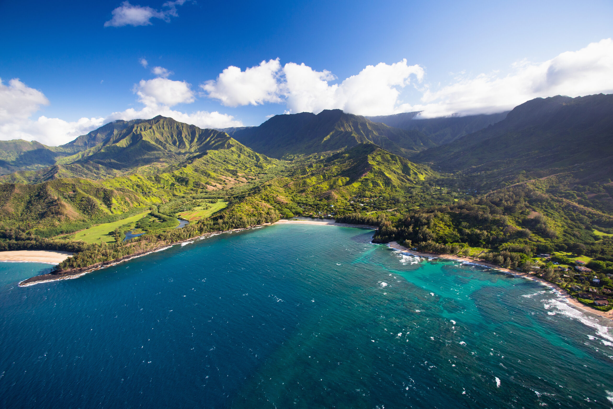 Costa de Kauai com sua paisagem montanhosa vista de cima.