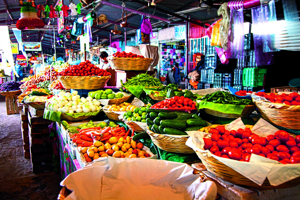 O mercado antes do Natal em Oaxaca é um lugar bem movimentado de pessoas em busca dos ingredientes principais para o mole e especiarias para as salsas.