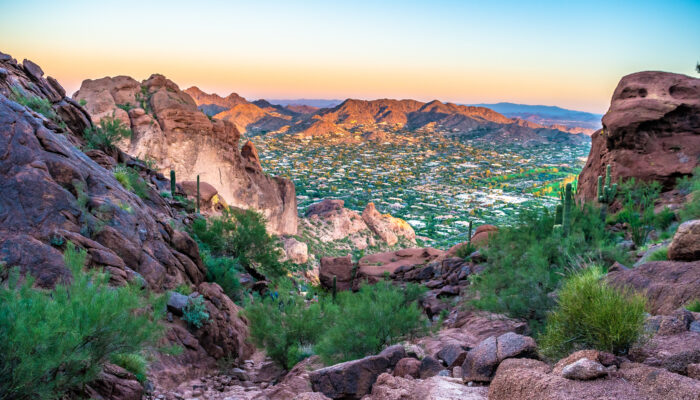 Ein besonders farbenfroher Sonnenaufgang, den ich auf dem Camelback Mountain in Phoenix, Arizona, aufgenommen habe