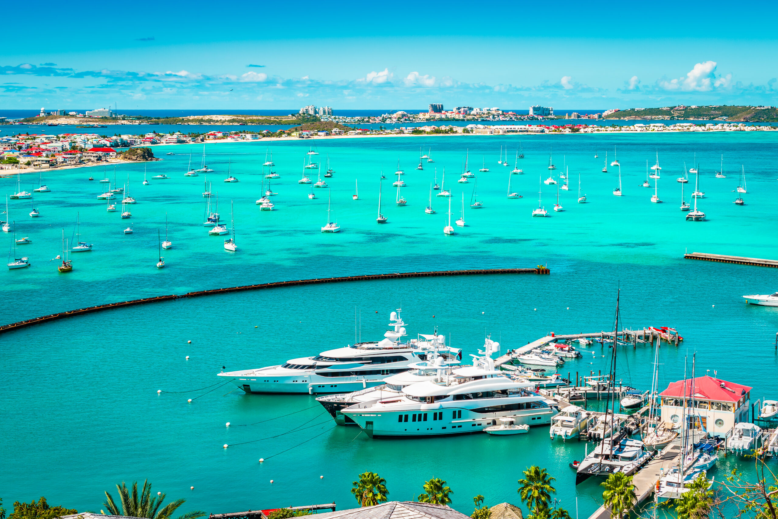 Vista ao brilhante e colorido porto, com barcos e iates na marina de Marigot em Saint Martin, lado francês da ilha caribenha.